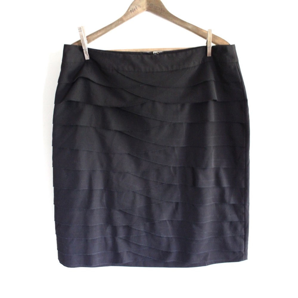 Preowned Larry Levine Tiered Black Pencil Skirt 14 32